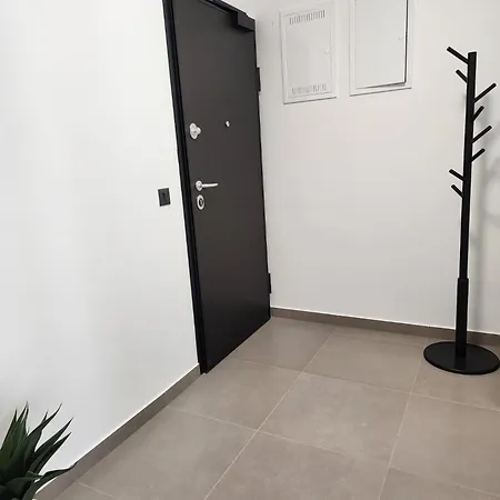 Brand New With Private Yard Allure Ii * זאדאר