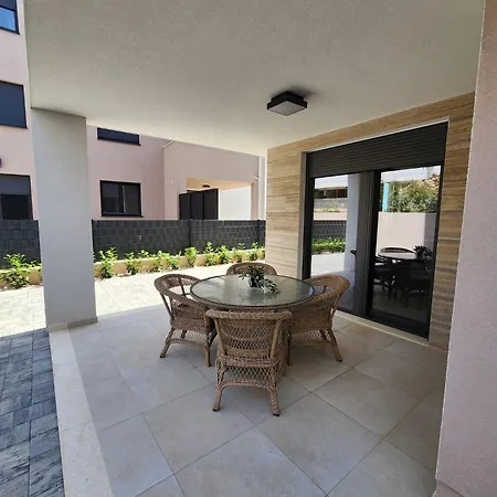 Brand New With Private Yard Allure Ii זאדאר